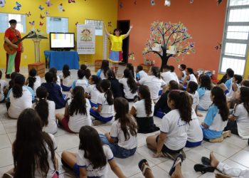 Manhã Literária encanta alunos com contação de “Flicts” na Biblioteca Municipal