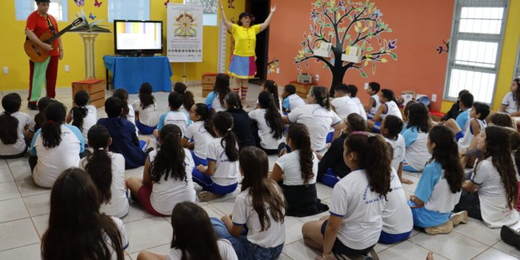 Manhã Literária encanta alunos com contação de “Flicts” na Biblioteca Municipal
