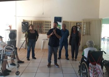 Equipe do CadÚnico realiza visita ao Centro Dia para orientar idosos sobre benefícios sociais