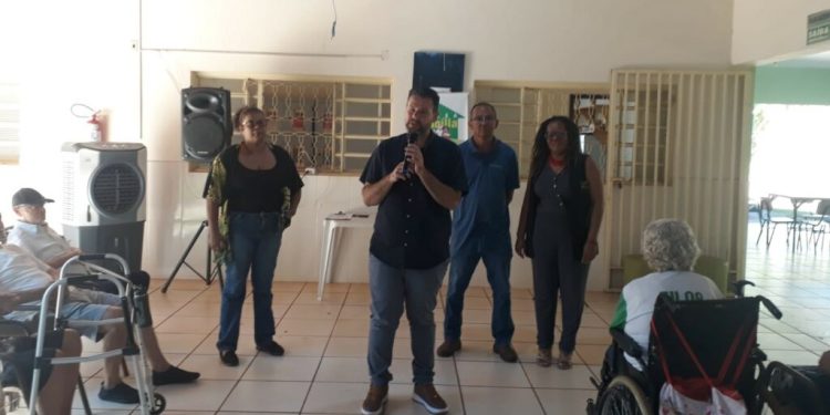 Equipe do CadÚnico realiza visita ao Centro Dia para orientar idosos sobre benefícios sociais